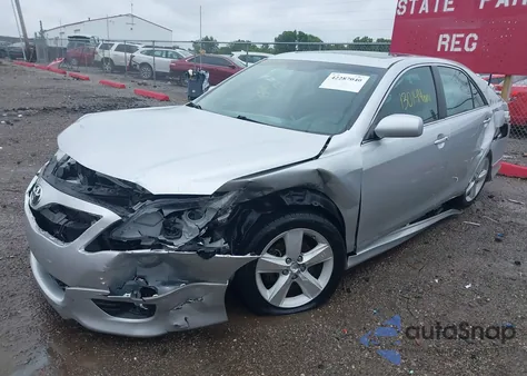 2010 Toyota Camry Se z USA, uszkodzony, nr VIN 4T1BF3EK4AU028974